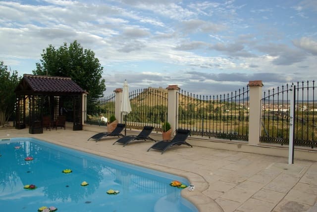 Chalet de 5 habitaciones en Don Benito en venta con piscina garaje - 650.000 € (Ref: 9990852)