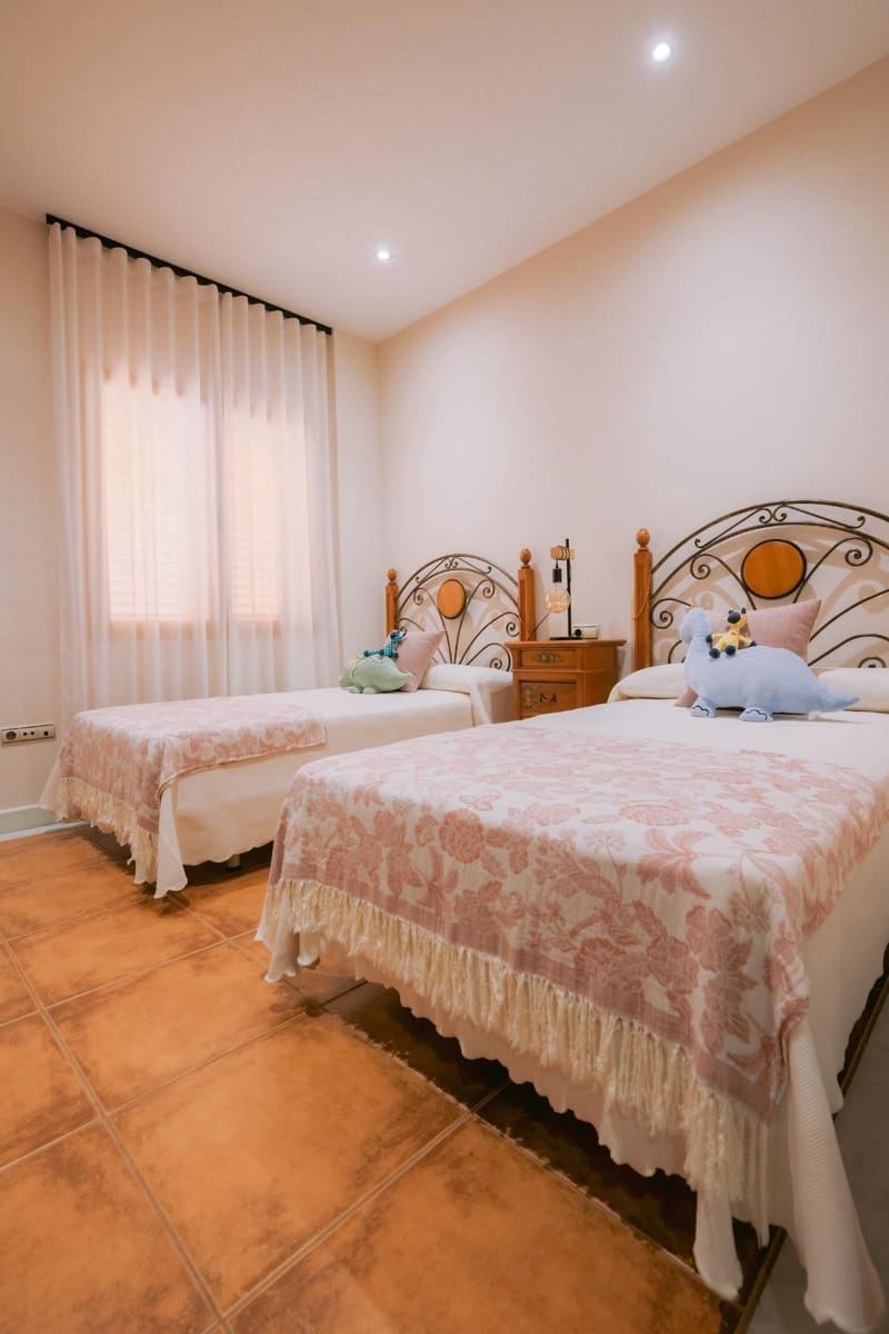 5 bedroom Villa for sale in Don Benito with pool garage - € 650,000 (Ref: 9990852)