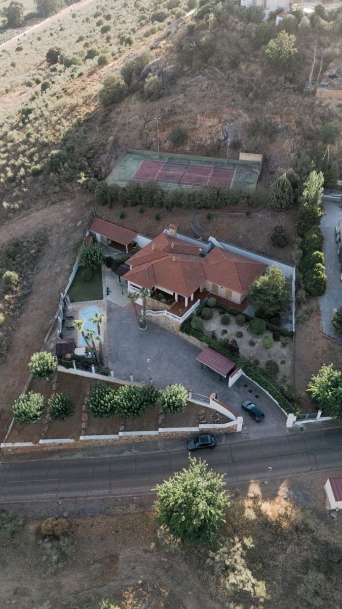 5 bedroom Villa for sale in Don Benito with pool garage - € 650,000 (Ref: 9990852)
