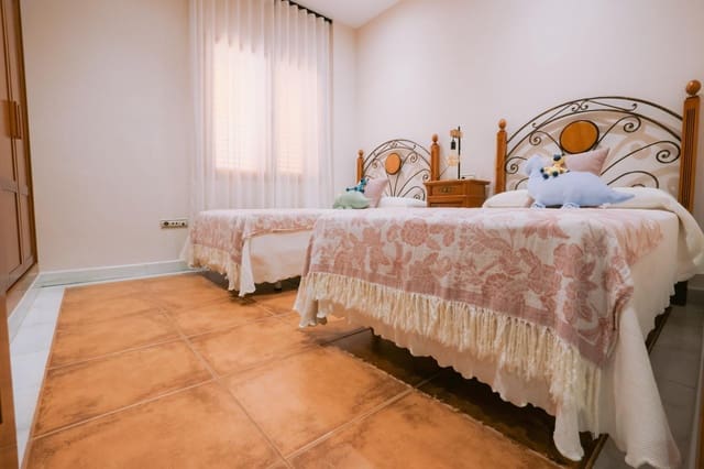 Chalet de 5 habitaciones en Don Benito en venta con piscina garaje - 650.000 € (Ref: 9990852)