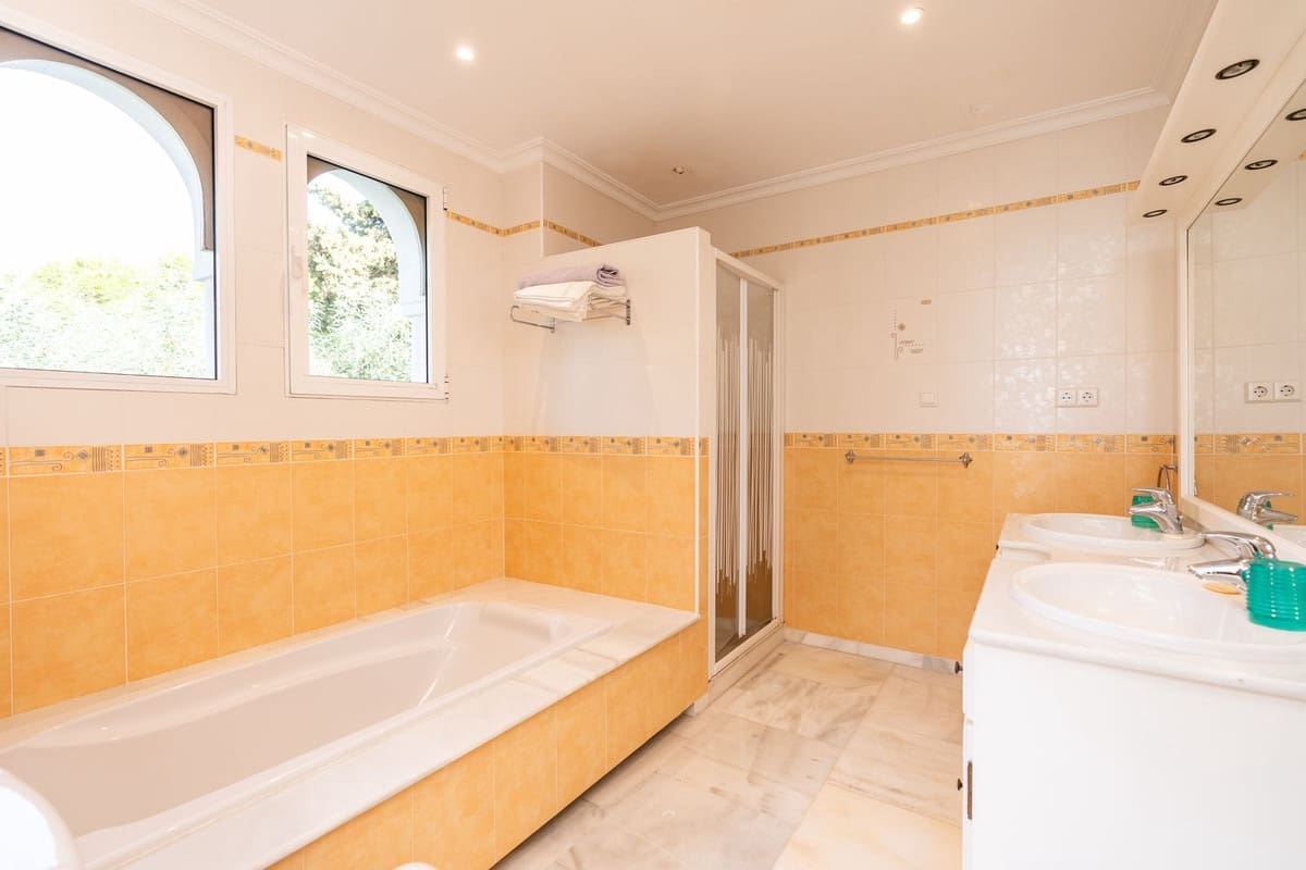 5 soveværelse Villa til salg i El Chaparral med swimmingpool garage - € 1.995.000 (Ref: 10027690)