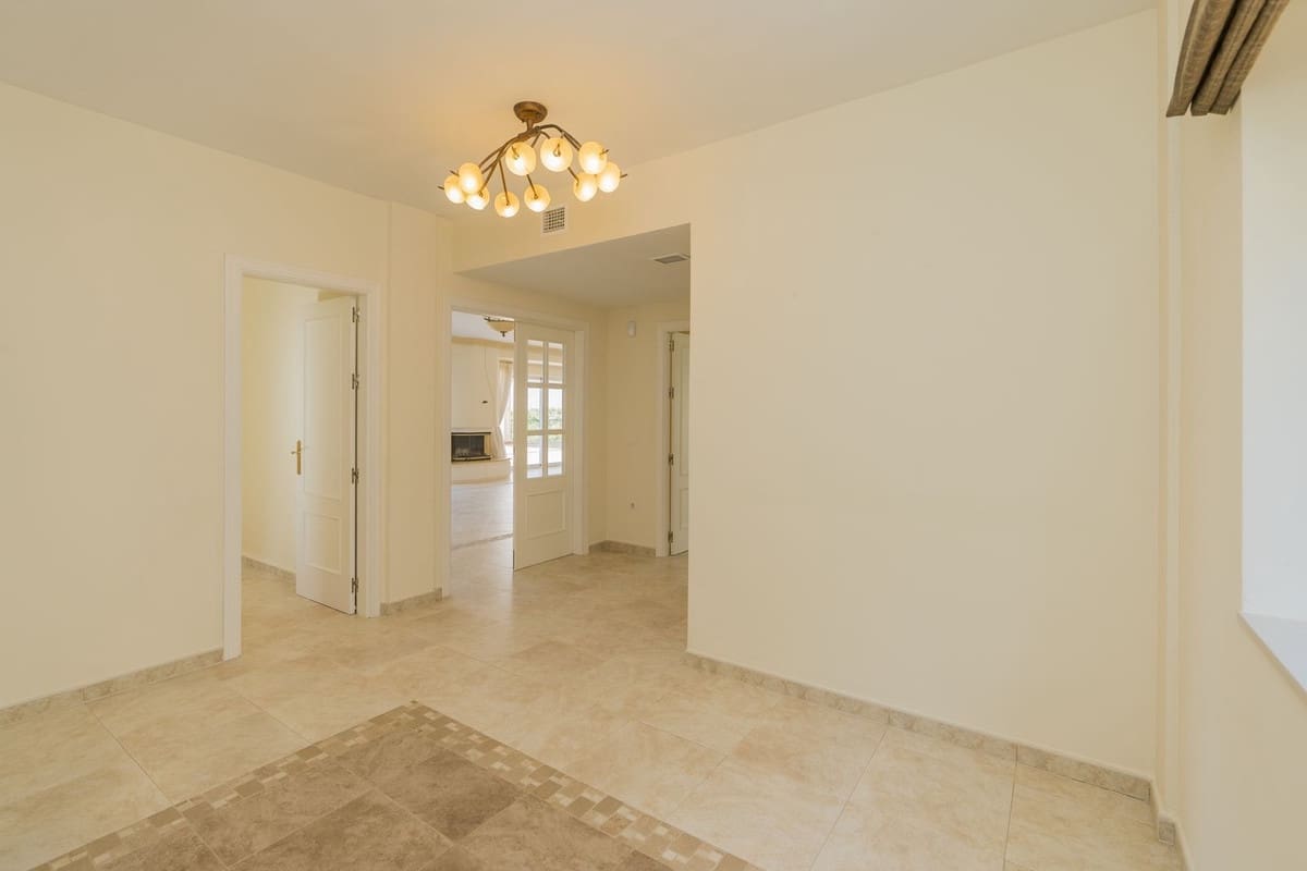 5 bedroom Villa for sale in Valtocado with pool garage - € 1,375,000 (Ref: 6079927)