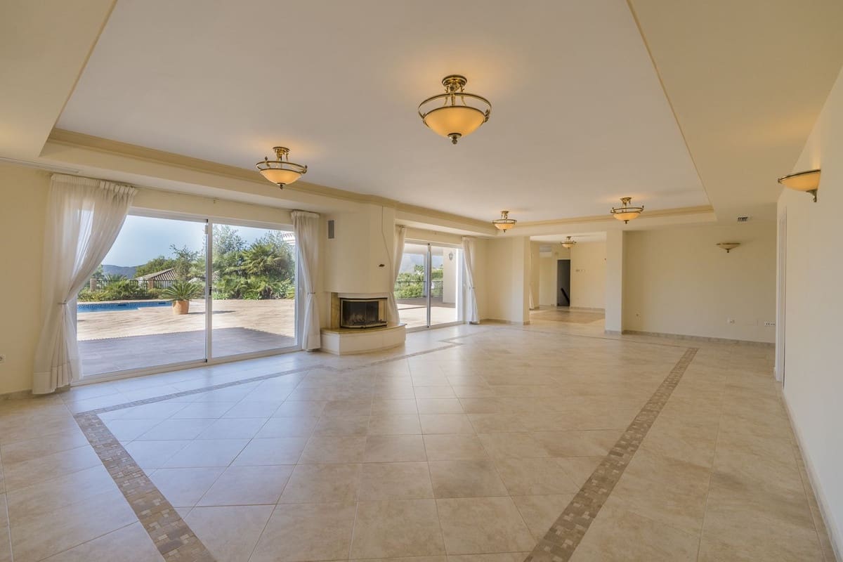 5 bedroom Villa for sale in Valtocado with pool garage - € 1,375,000 (Ref: 6079927)