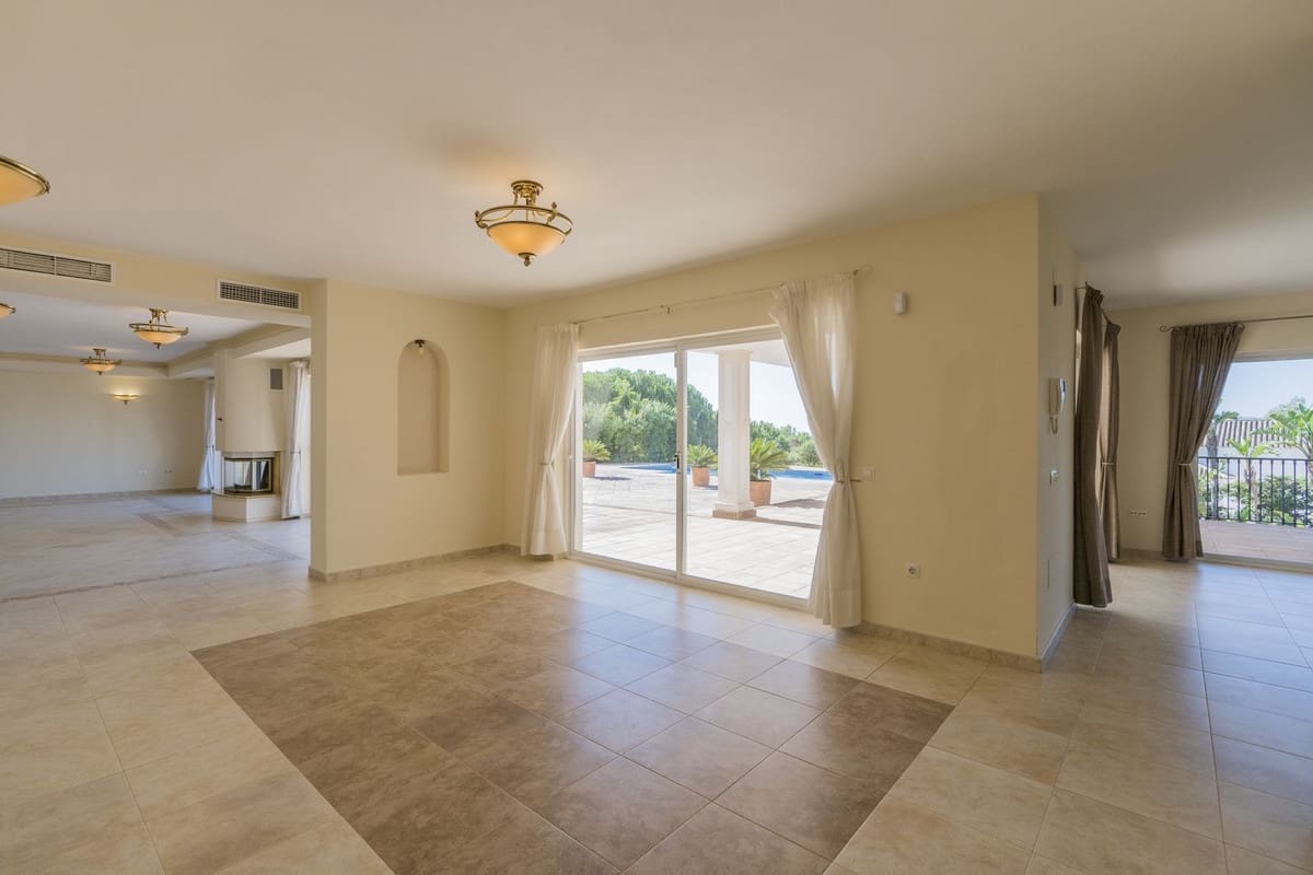 5 bedroom Villa for sale in Valtocado with pool garage - € 1,375,000 (Ref: 6079927)