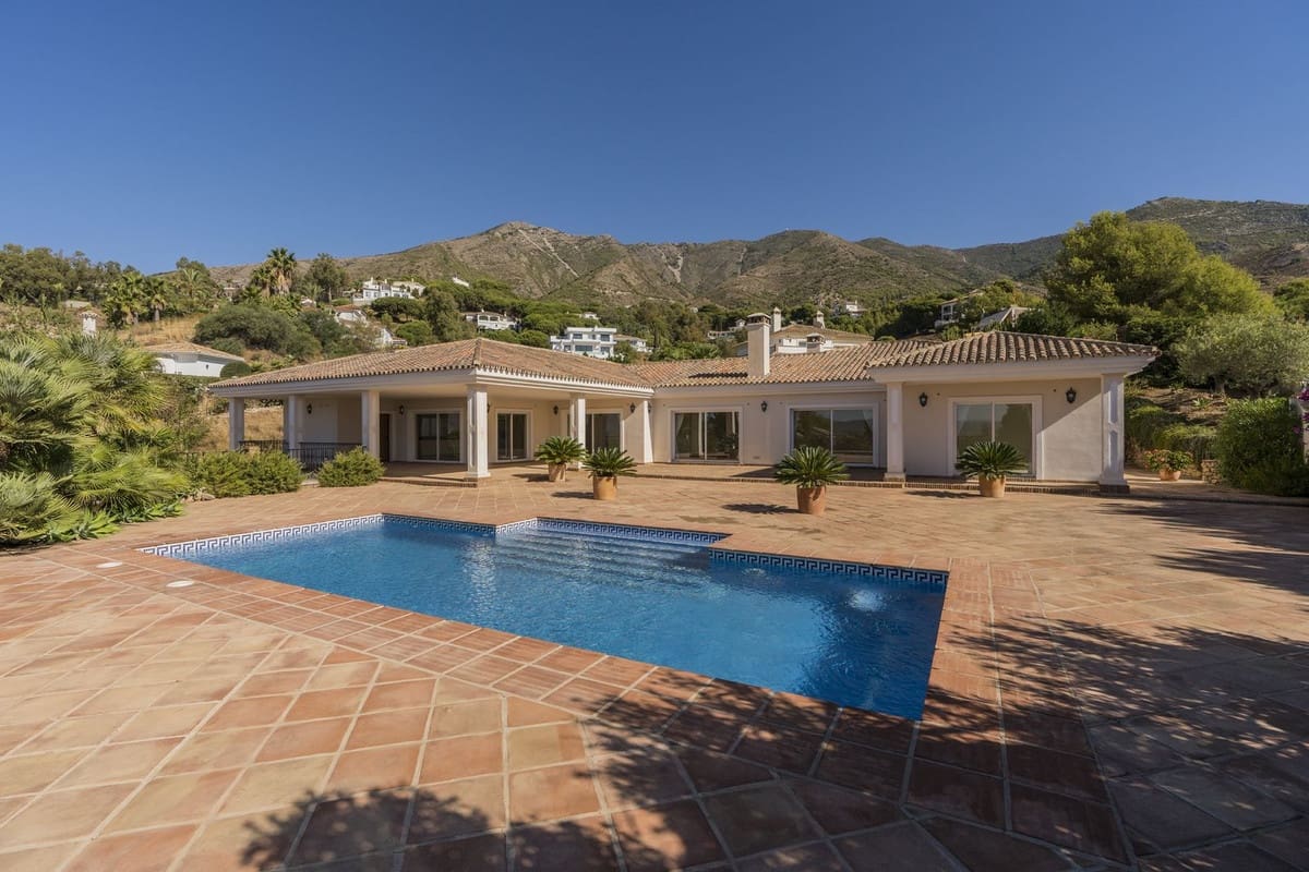 5 bedroom Villa for sale in Valtocado with pool garage - € 1,375,000 (Ref: 6079927)