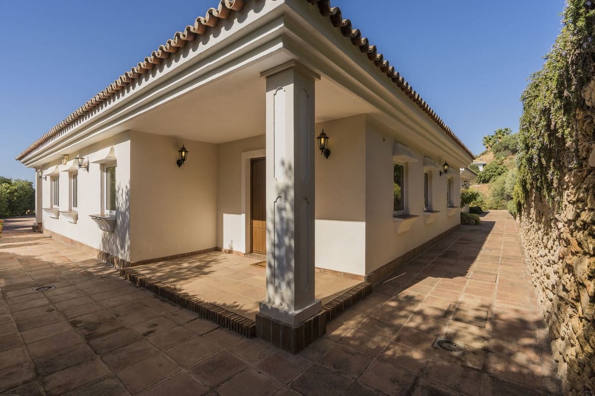 5 bedroom Villa for sale in Valtocado with pool garage - € 1,375,000 (Ref: 6079927)