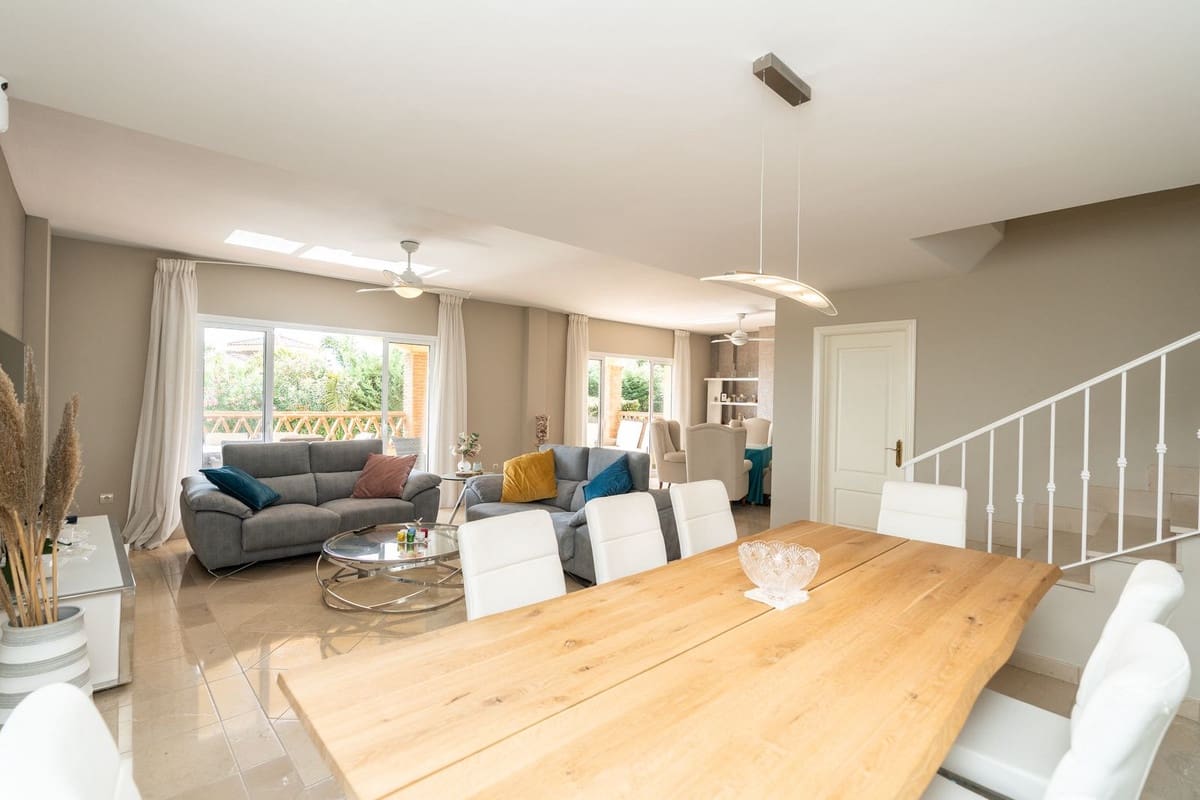 4 sovrum Villa till salu i Riviera del Sol med pool garage - 940 000 € (Ref: 9254421)