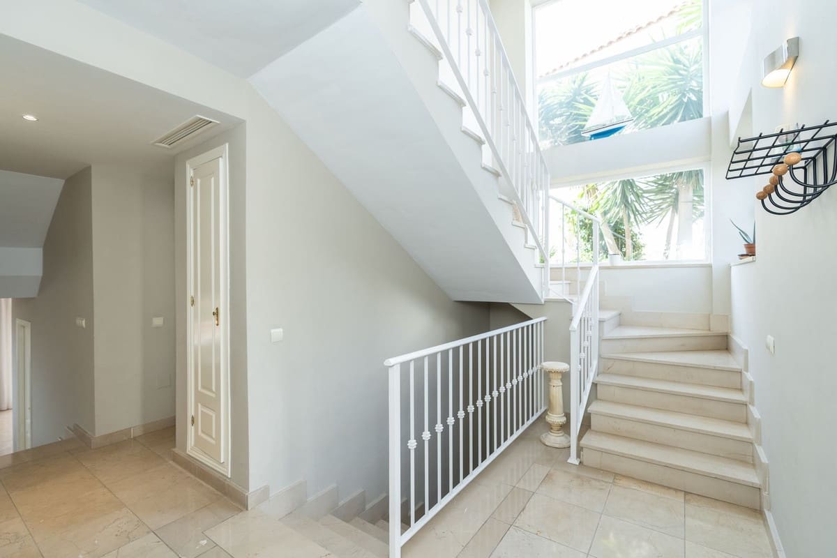 4 sovrum Villa till salu i Riviera del Sol med pool garage - 940 000 € (Ref: 9254421)