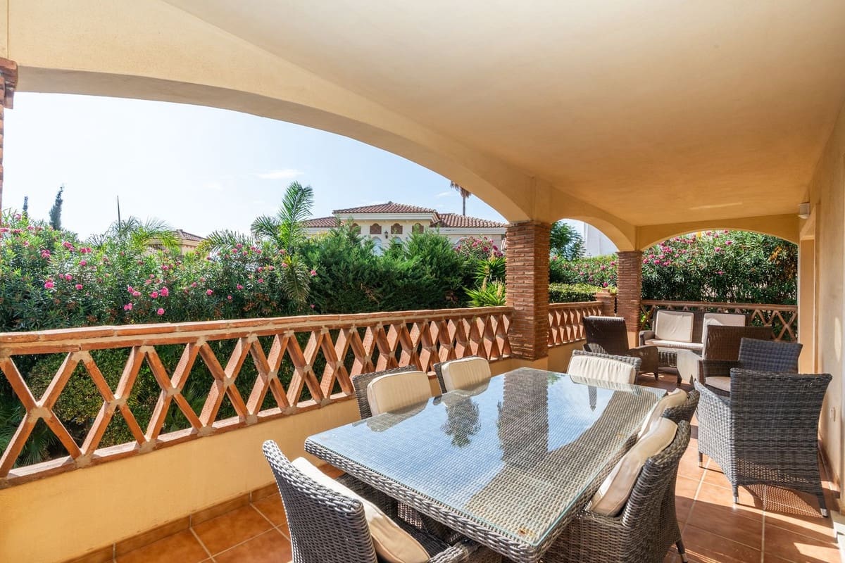 4 sovrum Villa till salu i Riviera del Sol med pool garage - 940 000 € (Ref: 9254421)