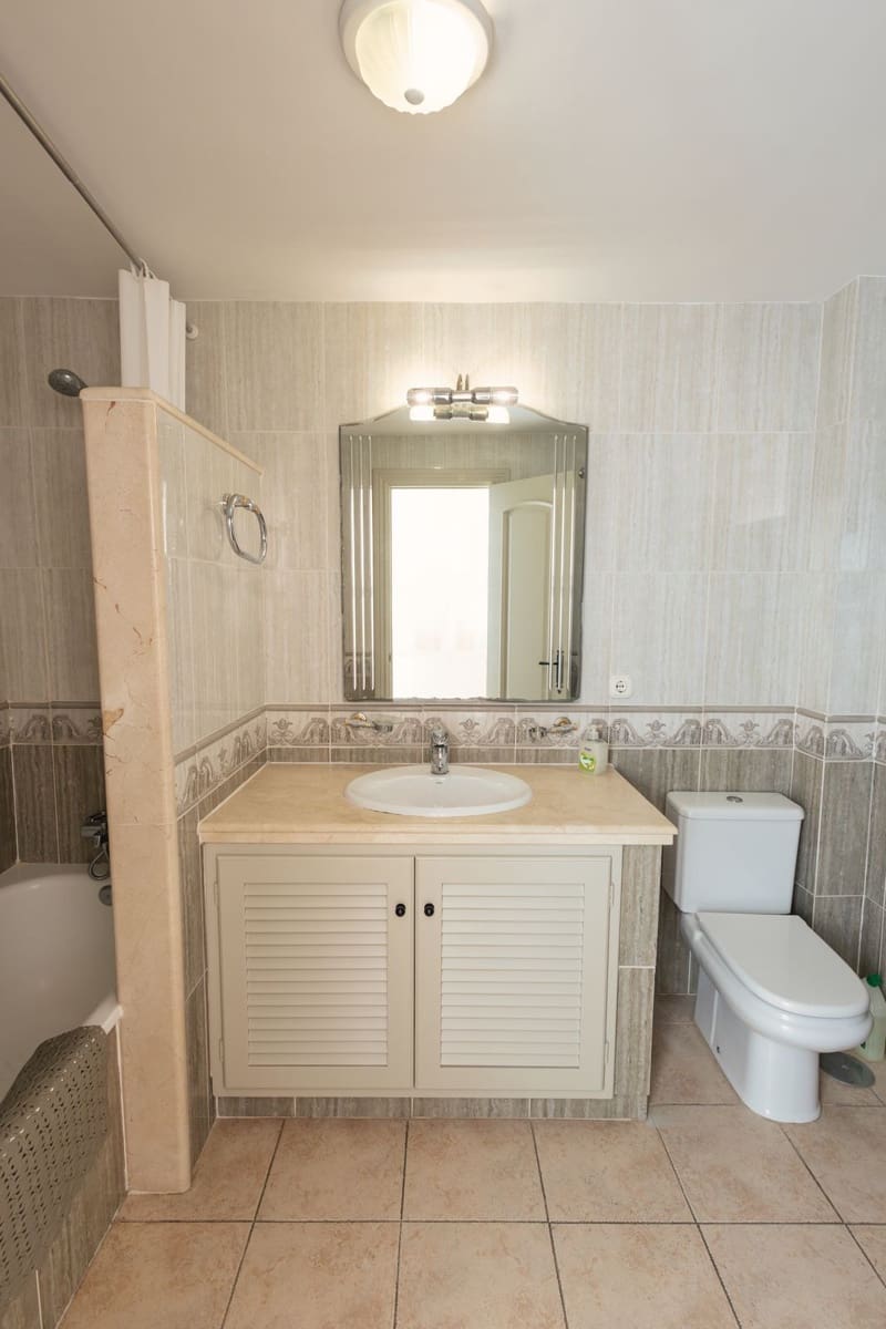 4 sypialnia Dom na sprzedaż w Riviera del Sol z basenem garażem - 675 000 € (Ref: 9528905)