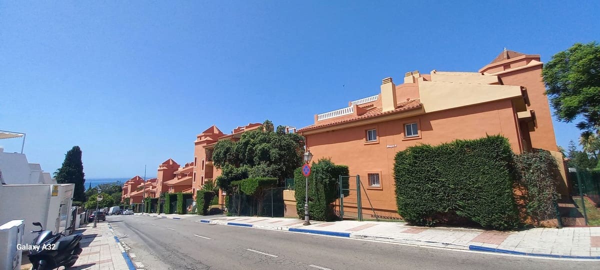 2 soveværelse Lejlighed til salg i La Reserva med swimmingpool garage - € 365.000 (Ref: 9972300)