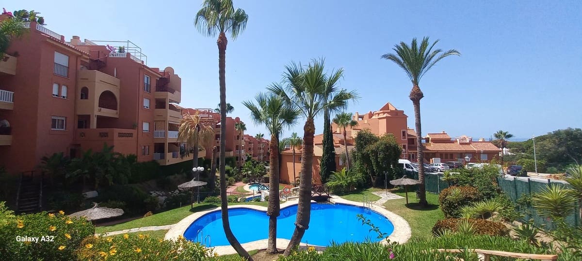 2 soveværelse Lejlighed til salg i La Reserva med swimmingpool garage - € 365.000 (Ref: 9972300)