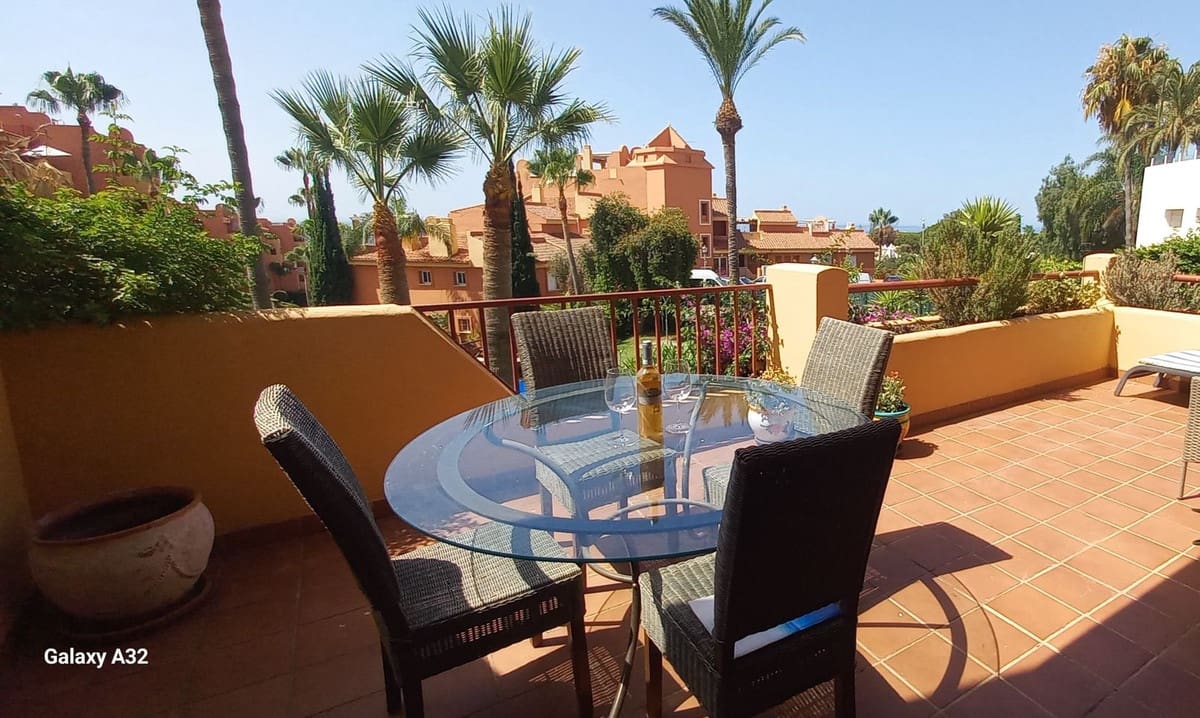 2 soveværelse Lejlighed til salg i La Reserva med swimmingpool garage - € 365.000 (Ref: 9972300)