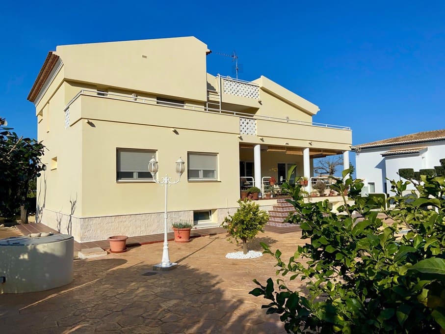 5 bedroom Villa for sale in Denia with pool garage - € 850,000 (Ref: 8098424)