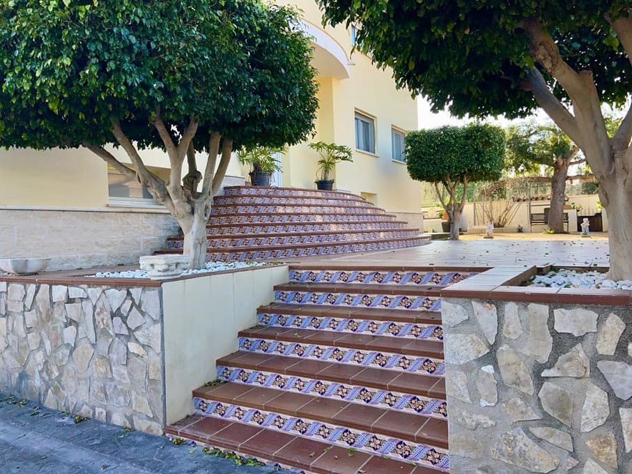 5 bedroom Villa for sale in Denia with pool garage - € 850,000 (Ref: 8098424)