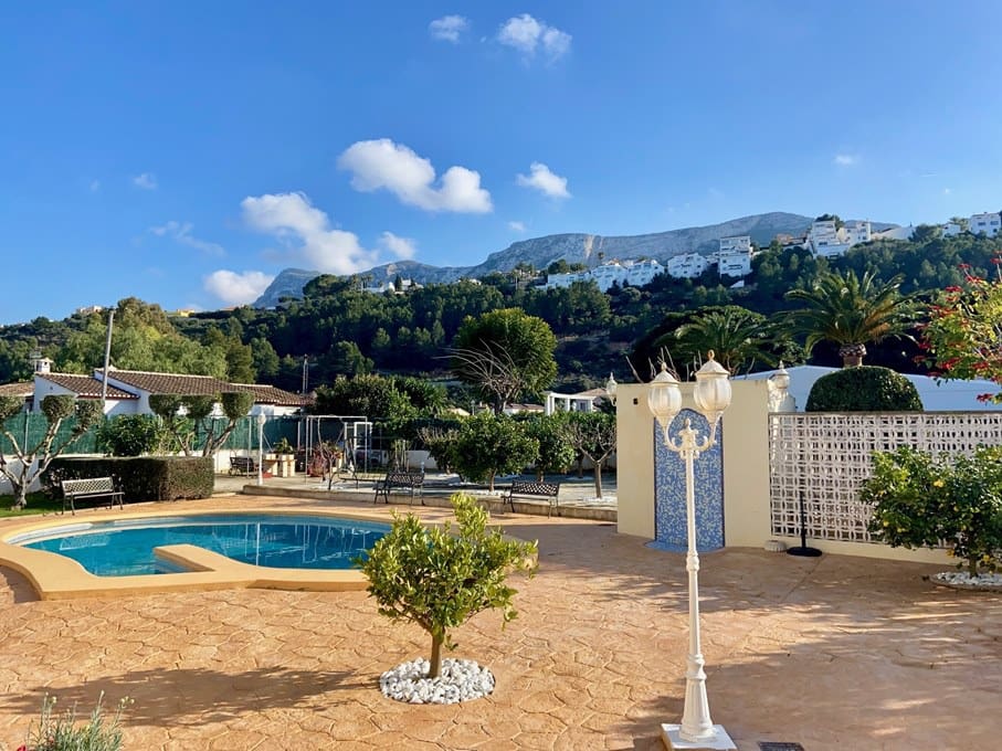 5 bedroom Villa for sale in Denia with pool garage - € 850,000 (Ref: 8098424)