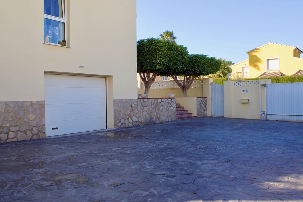5 bedroom Villa for sale in Denia with pool garage - € 850,000 (Ref: 8098424)