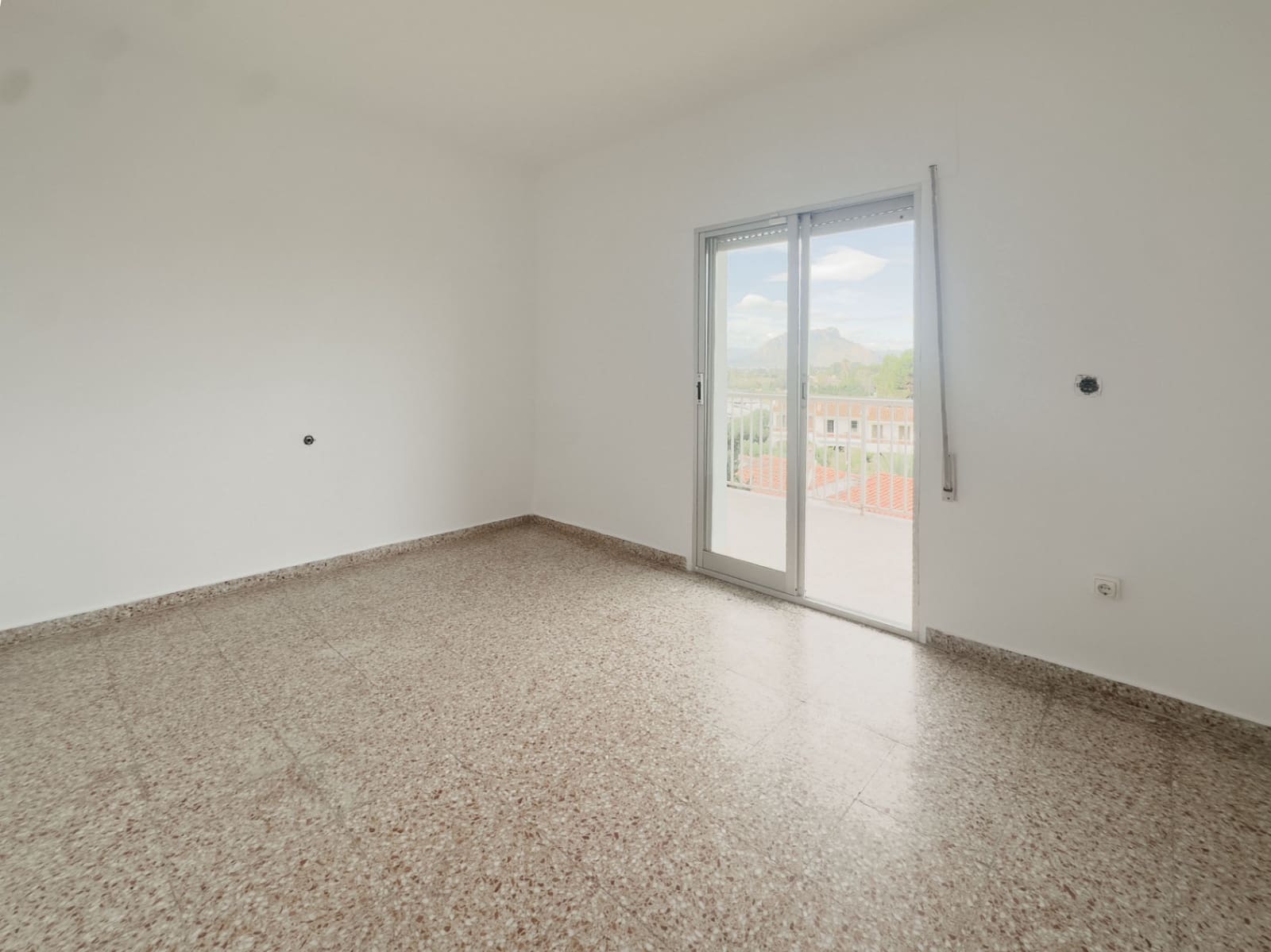 2 bedroom Flat for sale in Denia with garage - € 175,000 (Ref: 9340019)