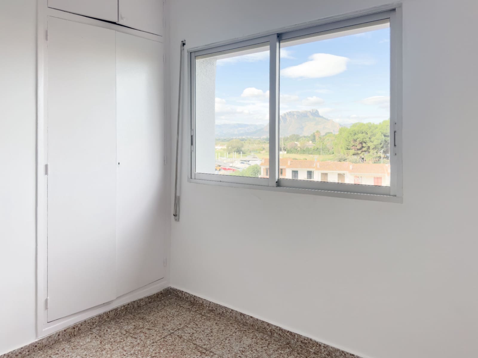 2 bedroom Flat for sale in Denia with garage - € 175,000 (Ref: 9340019)