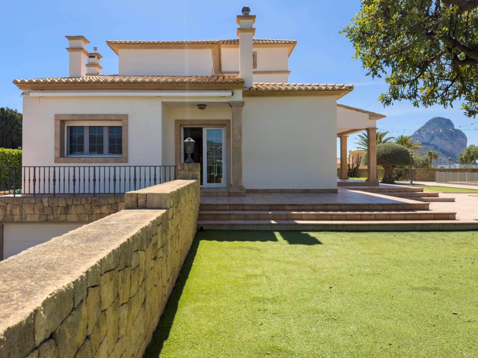 5 bedroom Villa for sale in Calpe / Calp with pool garage - € 3,150,000 (Ref: 9877013)