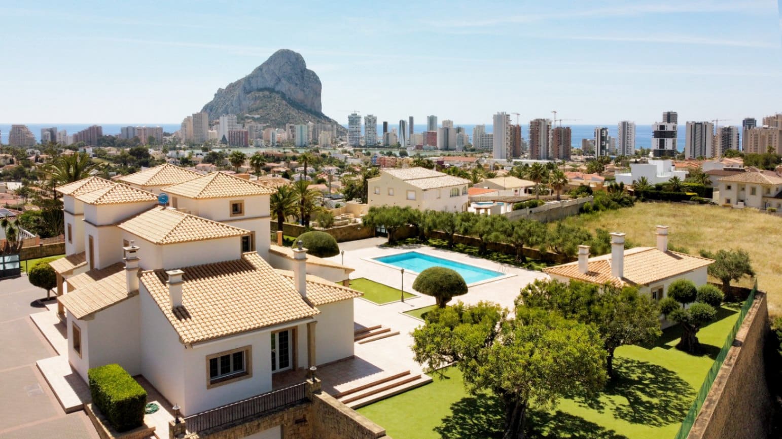 5 bedroom Villa for sale in Calpe / Calp with pool garage - € 3,150,000 (Ref: 9877013)