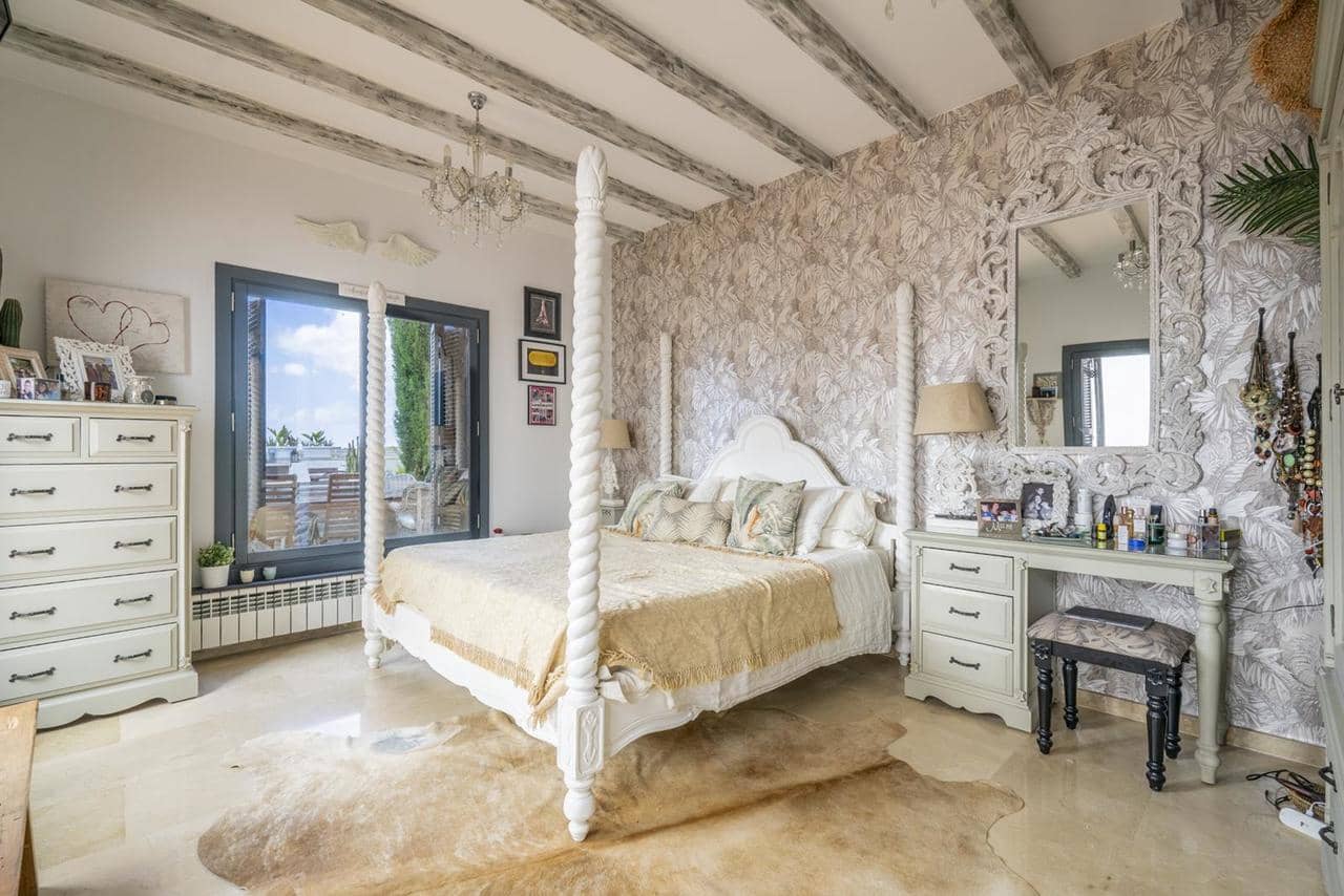 5 quarto Moradia para venda em El Valle Golf Resort com piscina garagem - 899 000 € (Ref: 9772394)