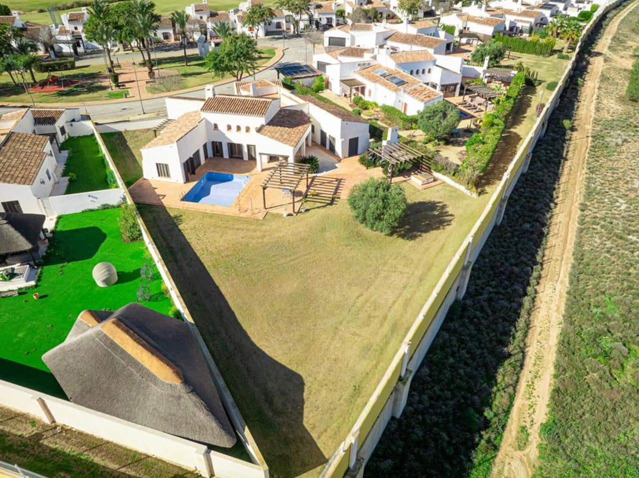 5 quarto Moradia para venda em El Valle Golf Resort com piscina garagem - 750 000 € (Ref: 9772405)