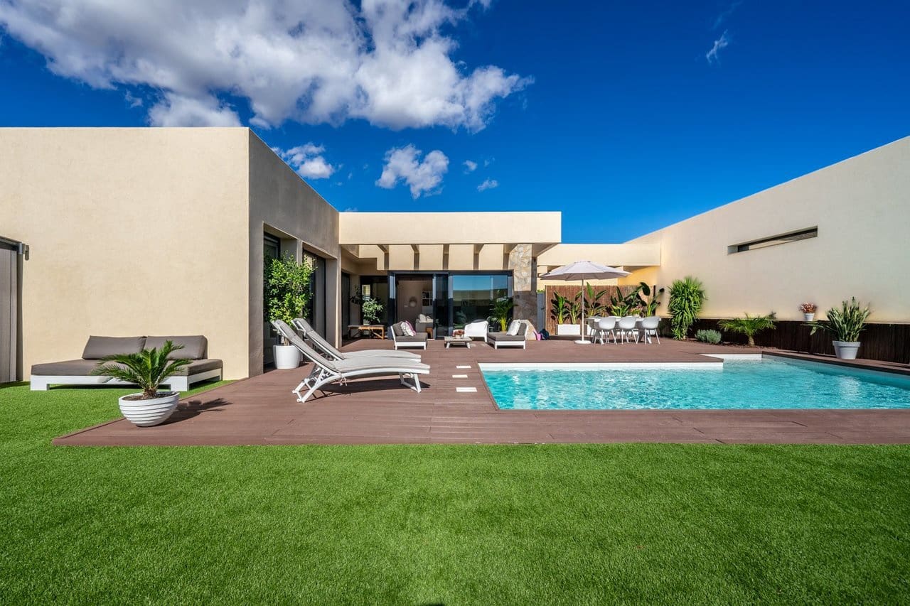 2 bedroom Villa for sale in Algezares with pool garage - € 489,000 (Ref: 9772420)