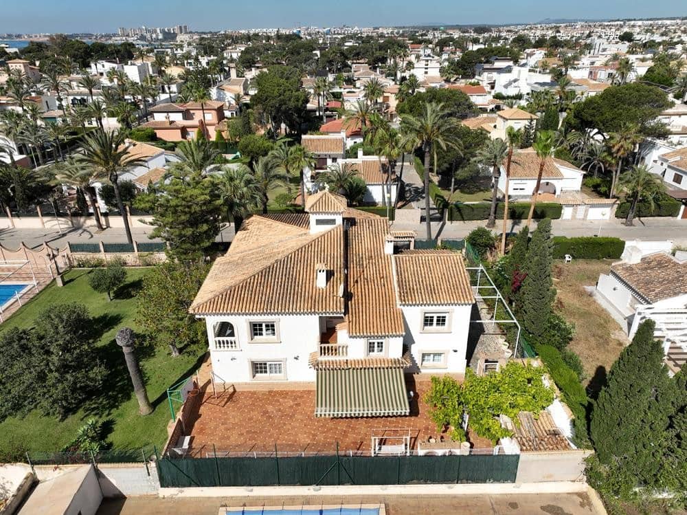 8 soverom Villa til salgs i Cabo Roig med svømmebasseng garasje - € 1 490 000 (Ref: 9887864)