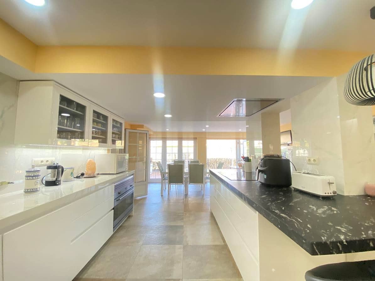 8 soverom Villa til salgs i Cabo Roig med svømmebasseng garasje - € 1 490 000 (Ref: 9887864)