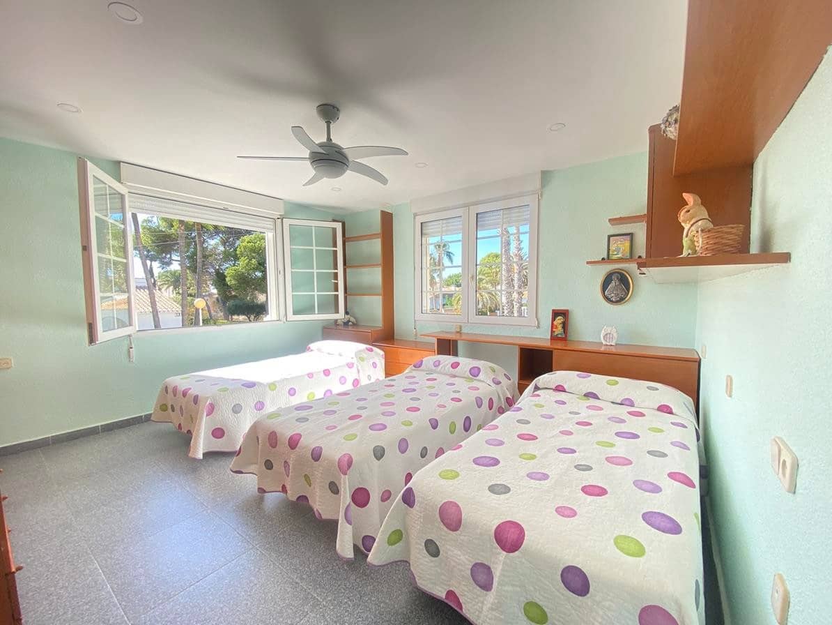 8 soverom Villa til salgs i Cabo Roig med svømmebasseng garasje - € 1 490 000 (Ref: 9887864)