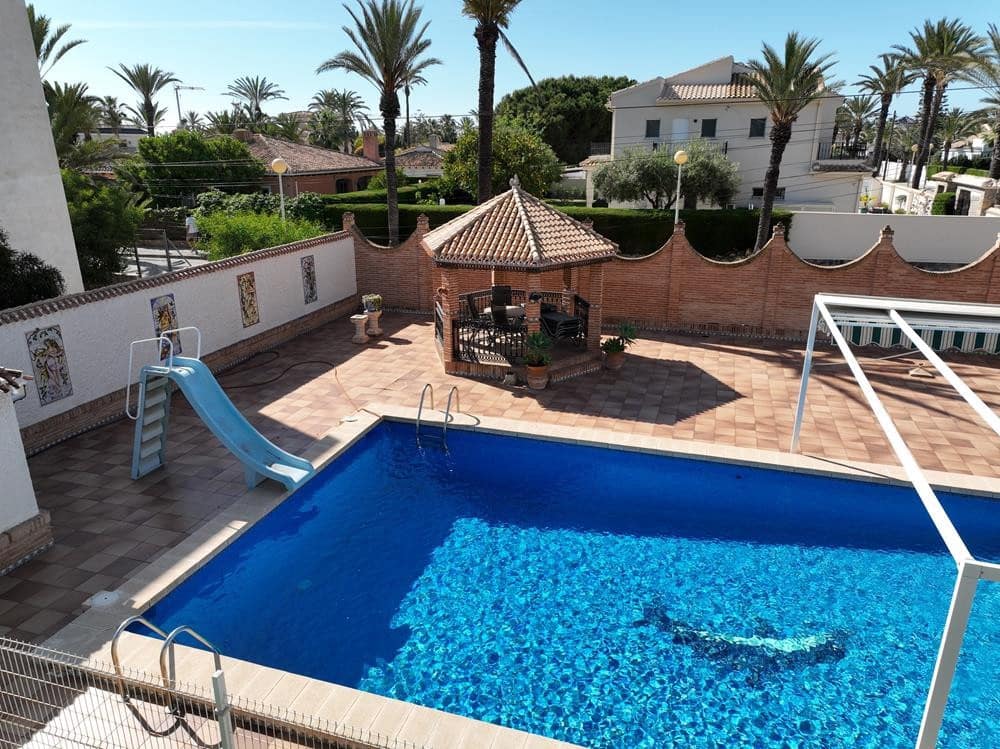 8 soverom Villa til salgs i Cabo Roig med svømmebasseng garasje - € 1 490 000 (Ref: 9887864)