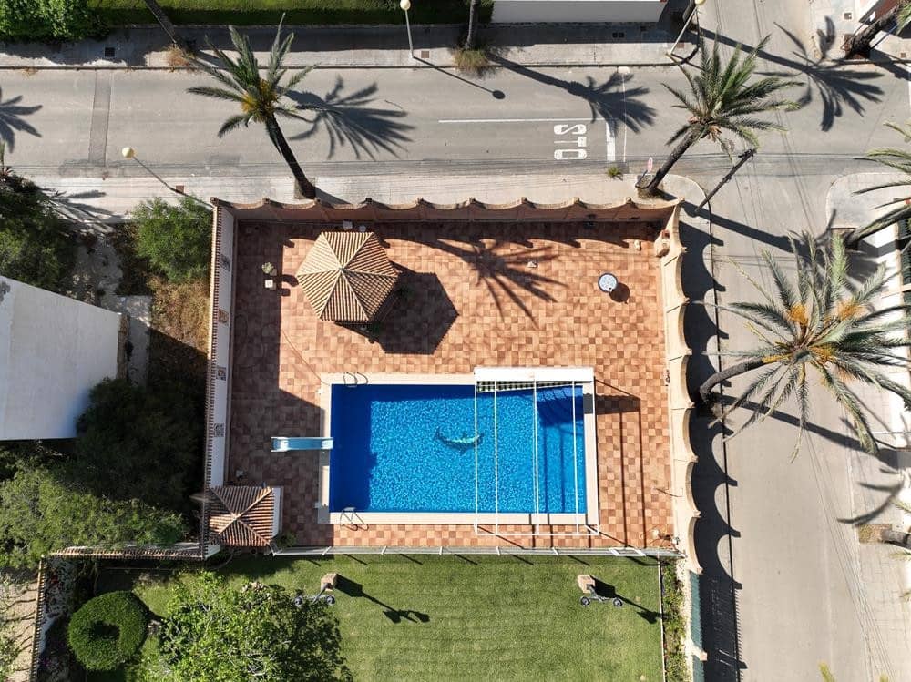 8 soverom Villa til salgs i Cabo Roig med svømmebasseng garasje - € 1 490 000 (Ref: 9887864)