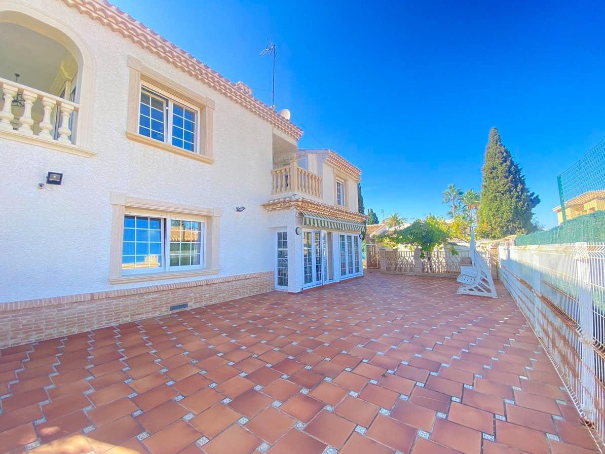 8 soverom Villa til salgs i Cabo Roig med svømmebasseng garasje - € 1 490 000 (Ref: 9887864)