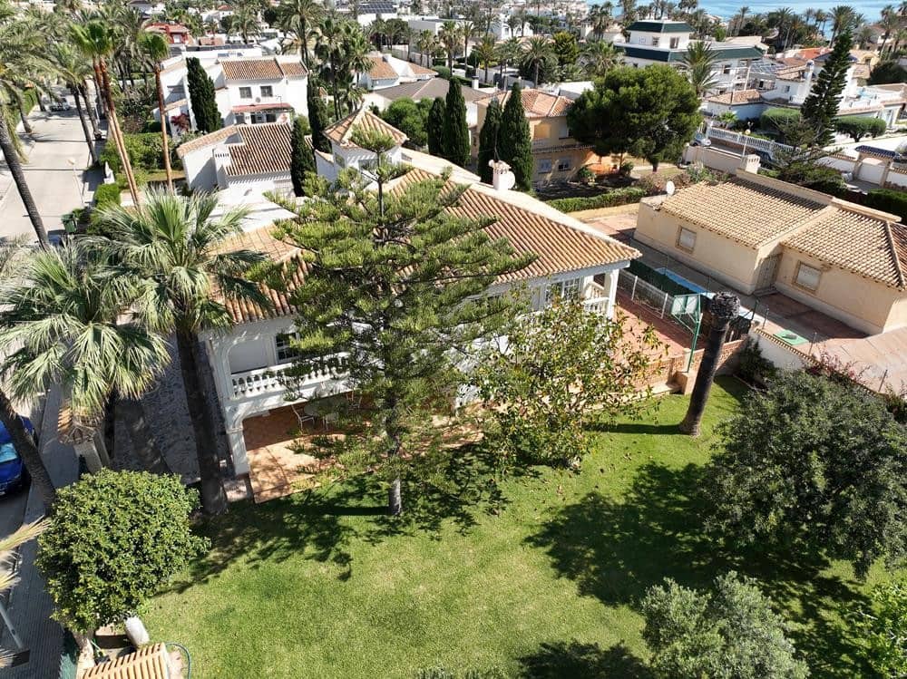 8 soverom Villa til salgs i Cabo Roig med svømmebasseng garasje - € 1 490 000 (Ref: 9887864)