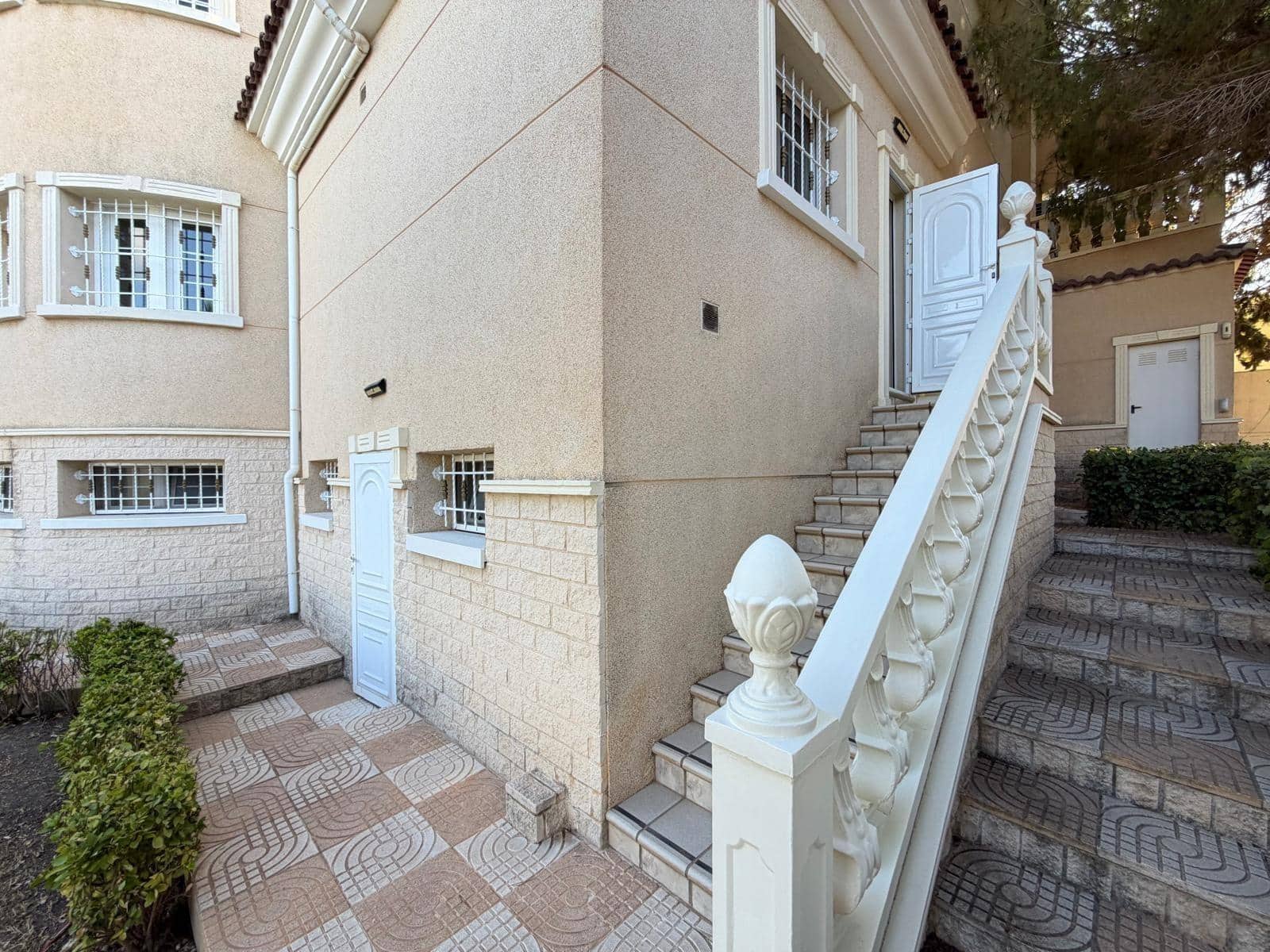 6 sovrum Villa till salu i Ciudad Quesada med pool garage - 880 000 € (Ref: 10004217)
