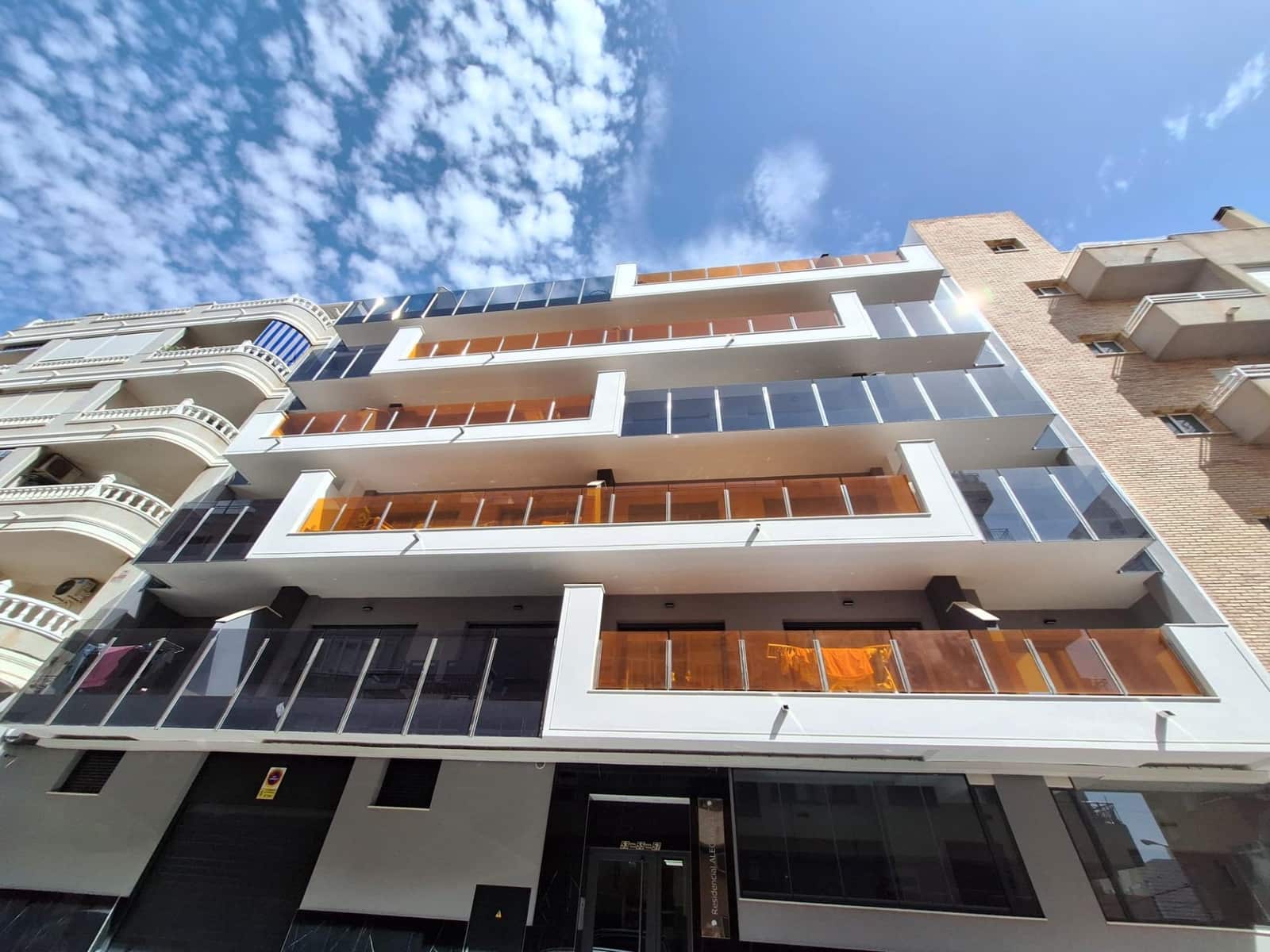 2 bedroom Apartment for rent in Torrevieja with pool garage - € 1,300 (Ref: 10014183)