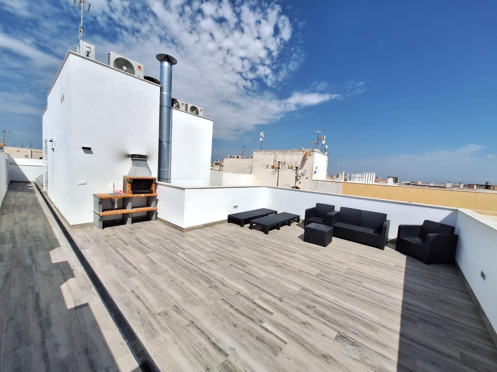 2 bedroom Apartment for rent in Torrevieja with pool garage - € 1,300 (Ref: 10014183)