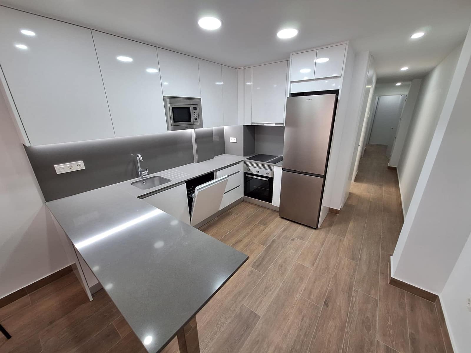 2 bedroom Apartment for rent in Torrevieja with pool garage - € 1,300 (Ref: 10014183)