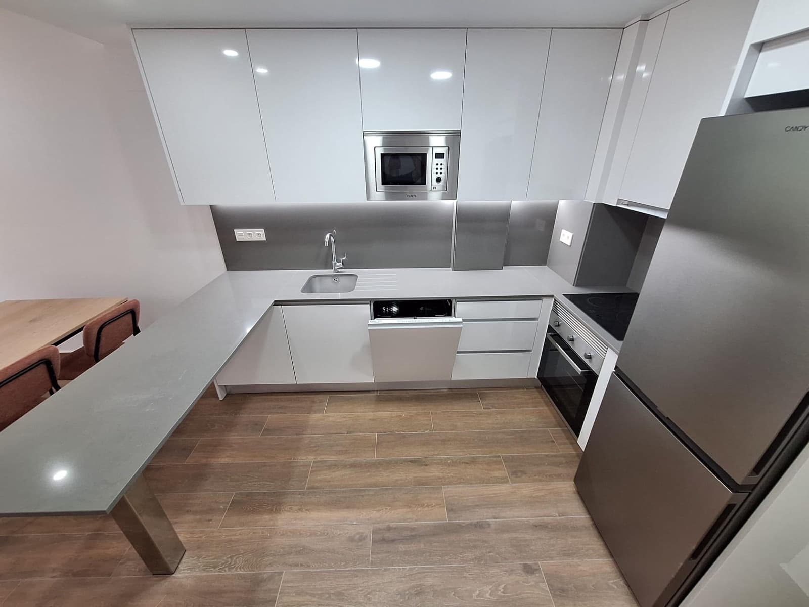 2 bedroom Apartment for rent in Torrevieja with pool garage - € 1,300 (Ref: 10014183)