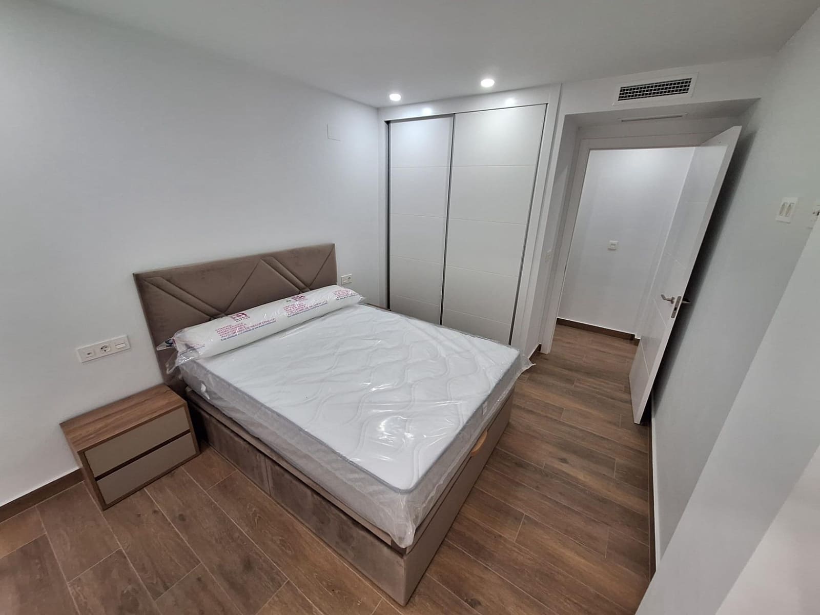 2 bedroom Apartment for rent in Torrevieja with pool garage - € 1,300 (Ref: 10014183)