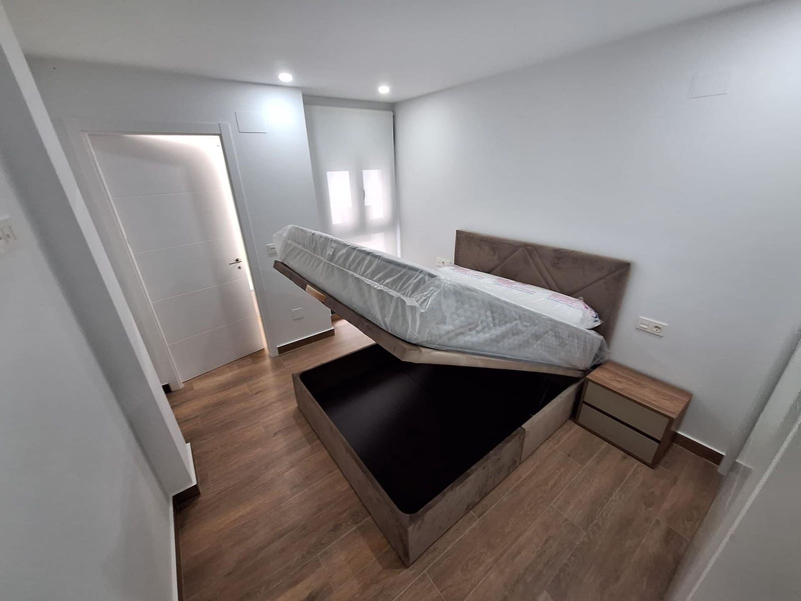 2 bedroom Apartment for rent in Torrevieja with pool garage - € 1,300 (Ref: 10014183)