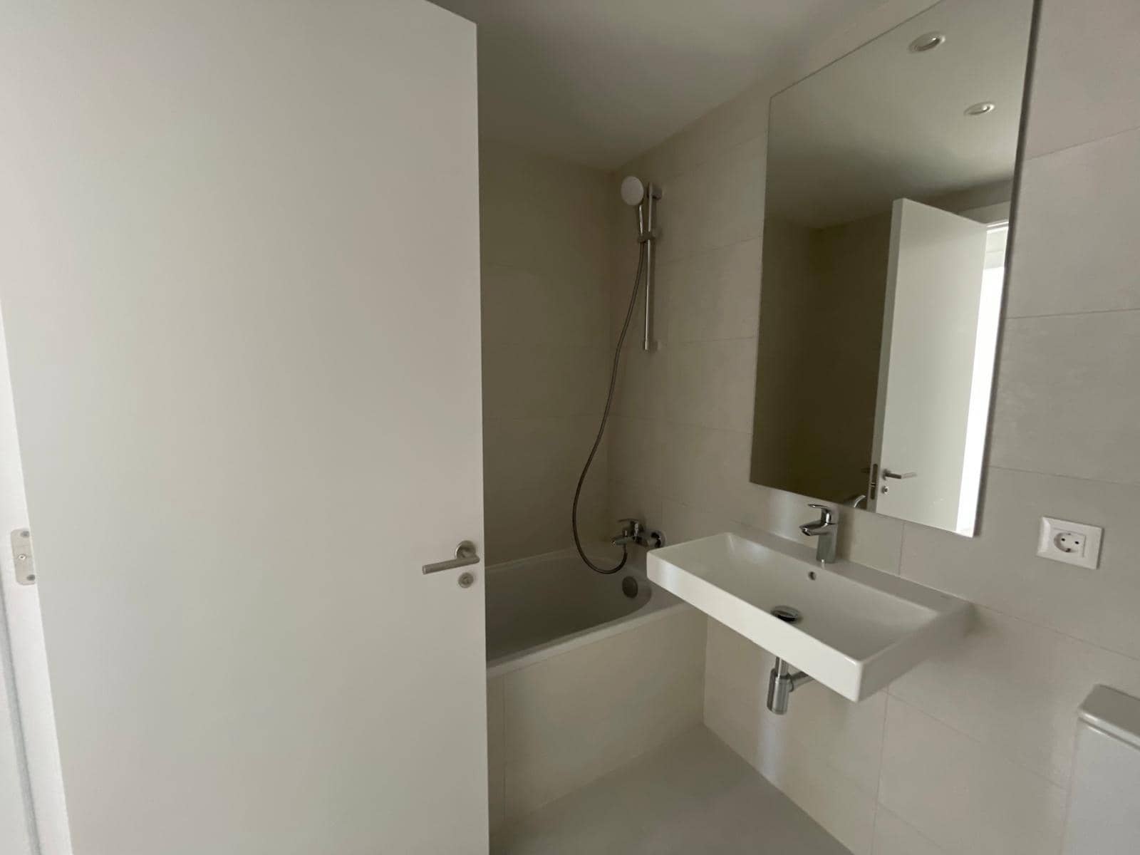 3 soverom Leilighet til leie i Madrid by med svømmebasseng garasje - € 1 800 (Ref: 10014187)