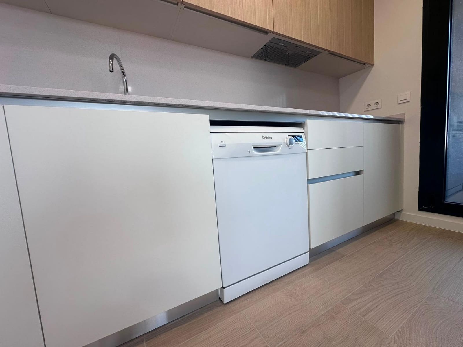 3 soverom Leilighet til leie i Madrid by med svømmebasseng garasje - € 1 800 (Ref: 10014187)