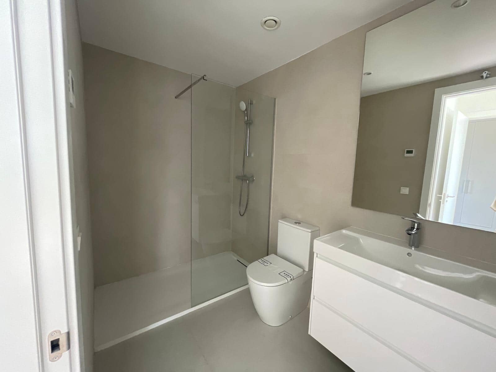3 quarto Apartamento para arrendar em Madrid cidade com piscina garagem - 1 800 € (Ref: 10014190)