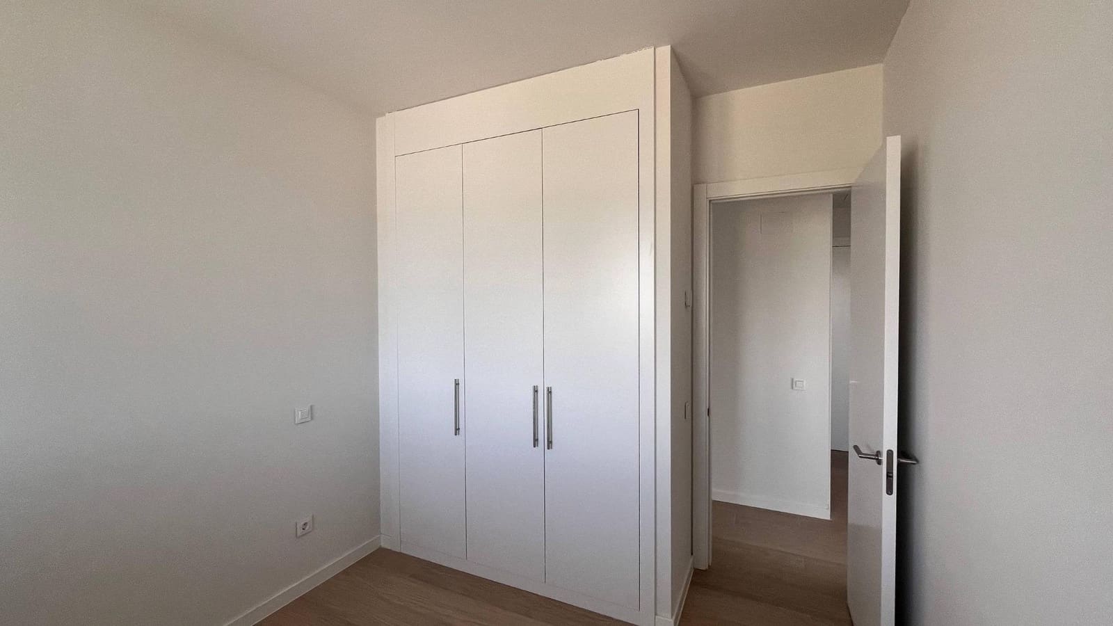 3 quarto Apartamento para arrendar em Madrid cidade com piscina garagem - 1 800 € (Ref: 10014190)