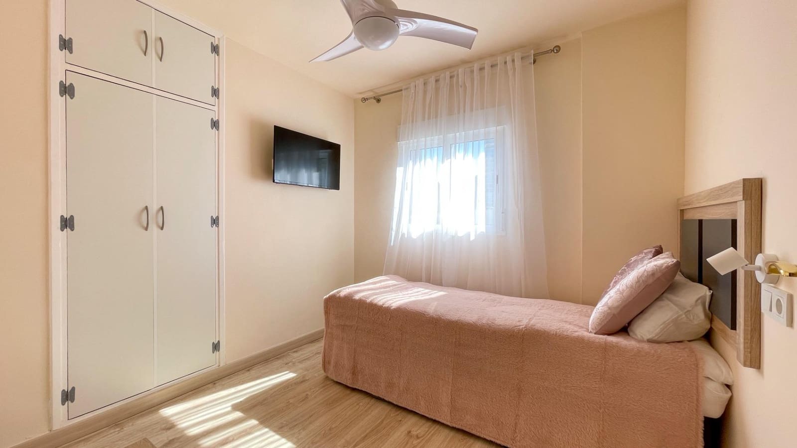2 Zimmer Apartment zu vermieten in Benidorm mit Pool Garage - 1.800 € (Ref: 10014203)