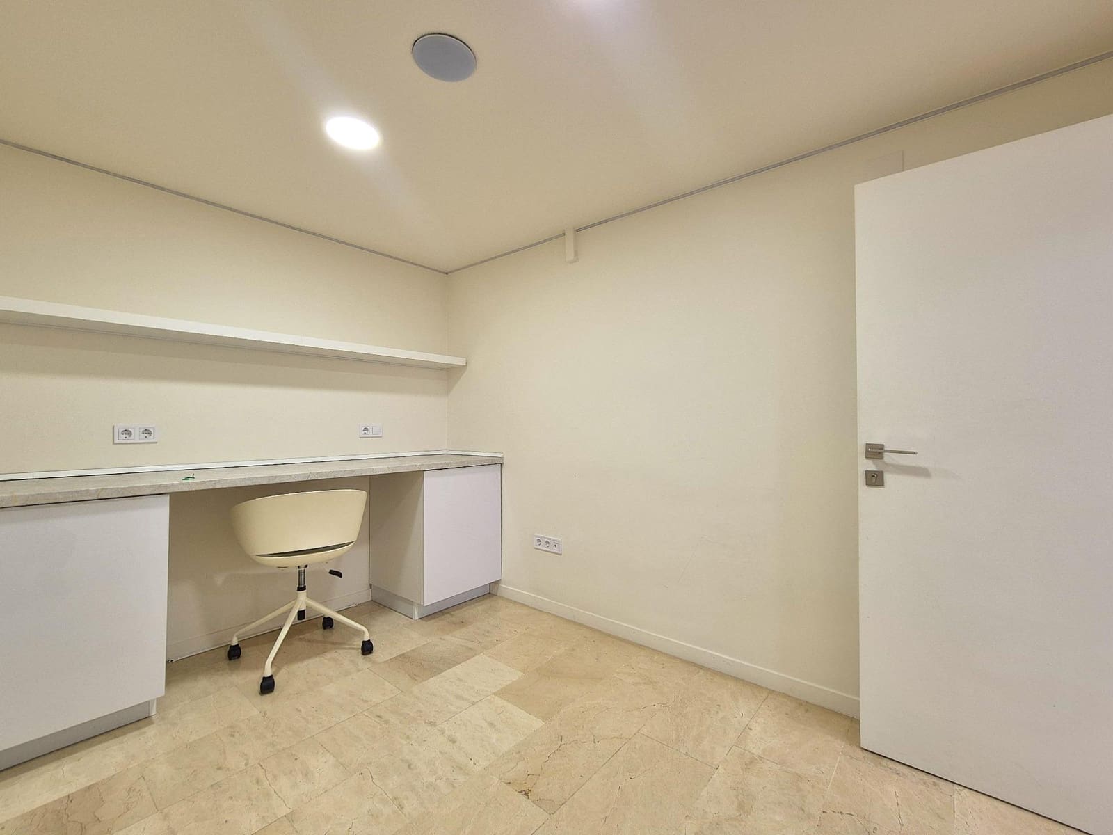 8 soveværelse Erhverv til leje i Alicante by - € 2.550 (Ref: 10014211)