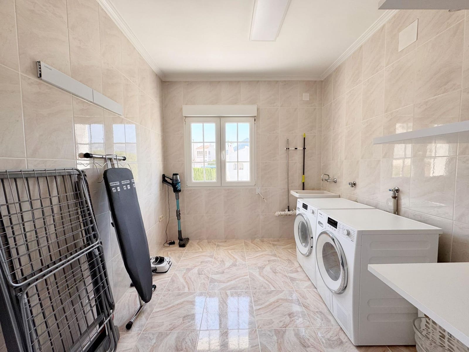 Villa/Maison de 7 chambres à louer à La Nucia avec piscine garage - 5 800 € (Ref: 10014213)
