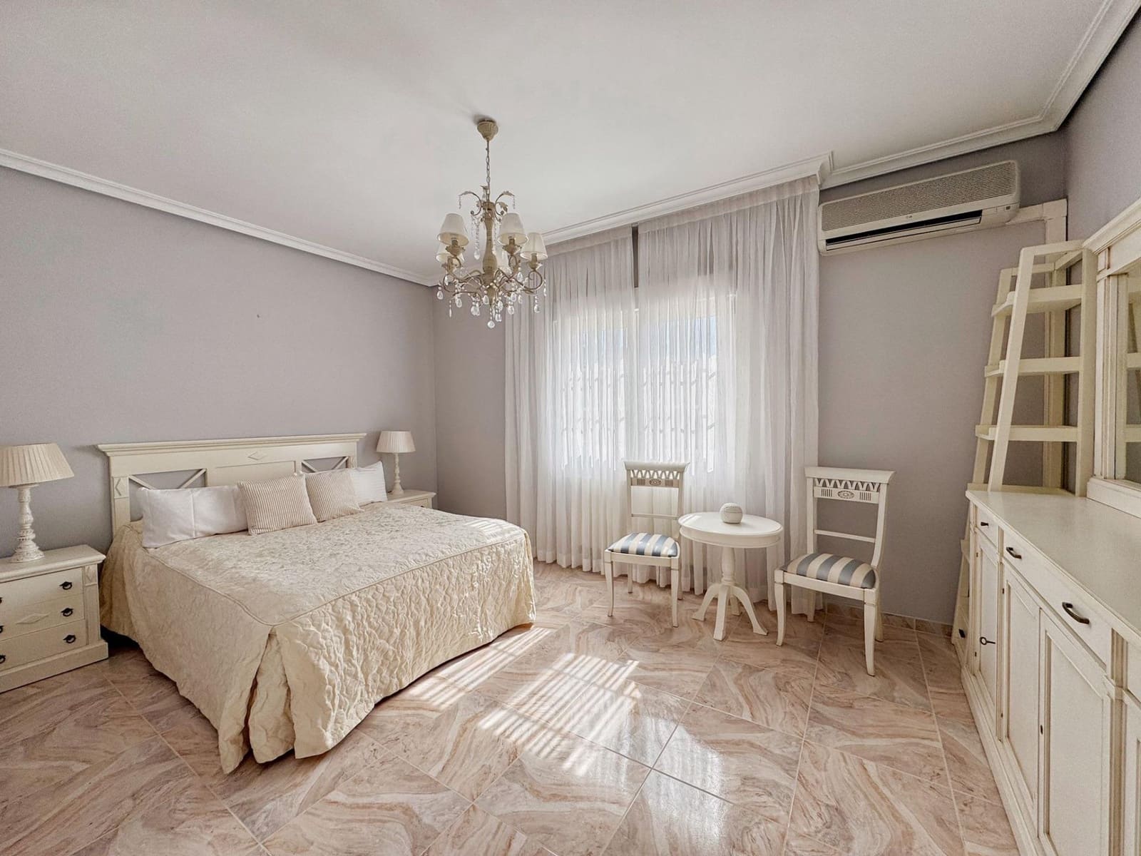 Villa/Maison de 7 chambres à louer à La Nucia avec piscine garage - 5 800 € (Ref: 10014213)